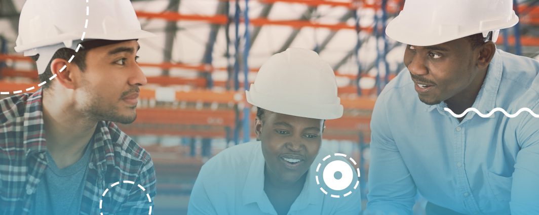 Gestor de obras olhando para uma mesa dentro de um canteiro de obras